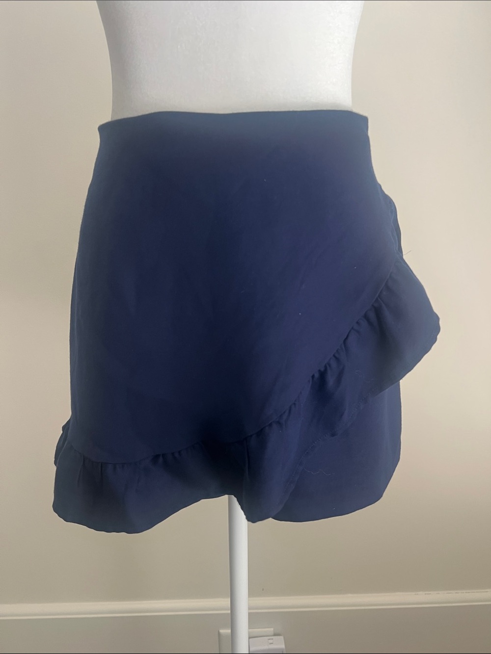 Women’s Lilly Pulitzer size 2, navy blue skort with ruffle